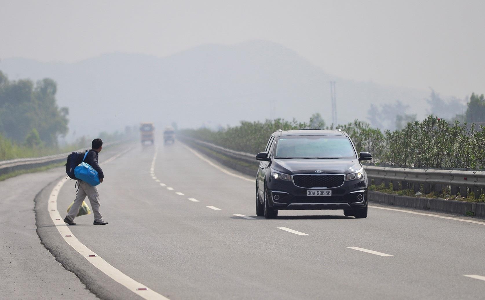 Tai nan tren cao toc tang do nguoi dan bang qua duong hinh anh