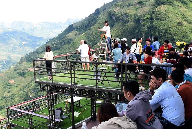 Nha nghi 7 tang Ma Pi Leng 'chay phong' sau be boi xay dung trai phep hinh anh