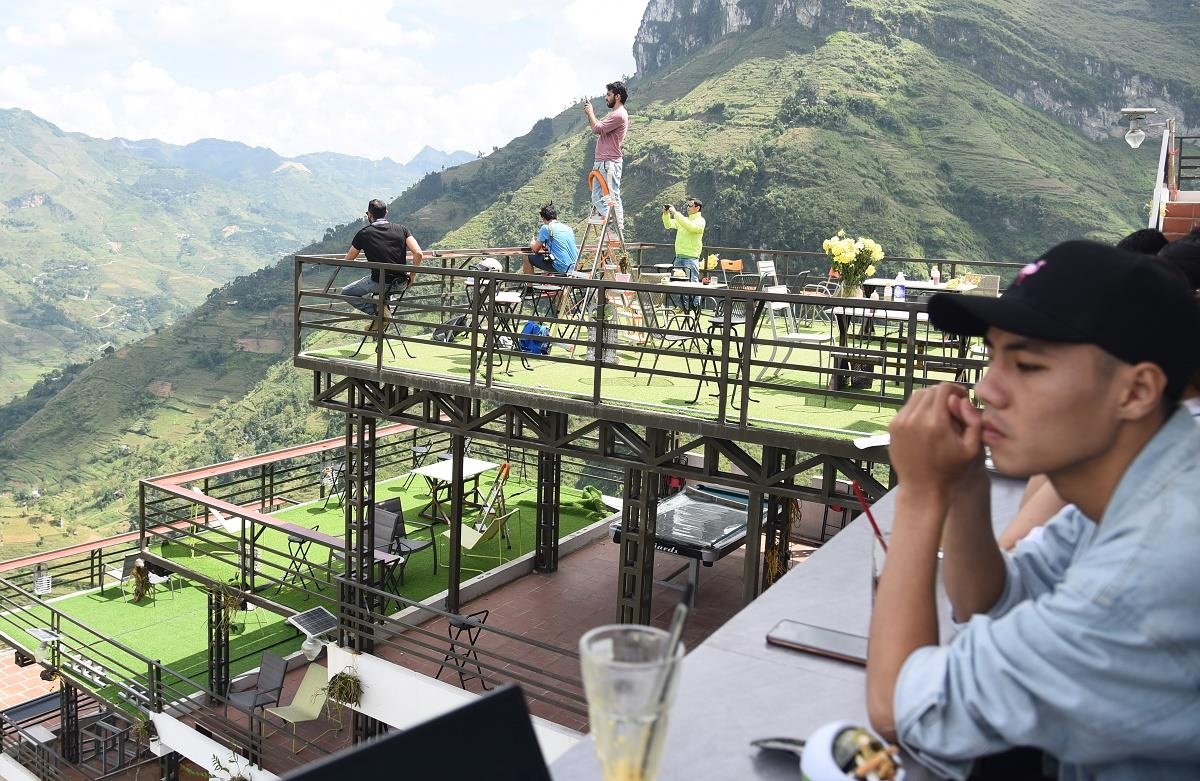 Nha nghi sai phep tren deo Ma Pi Leng tam dung hoat dong hinh anh