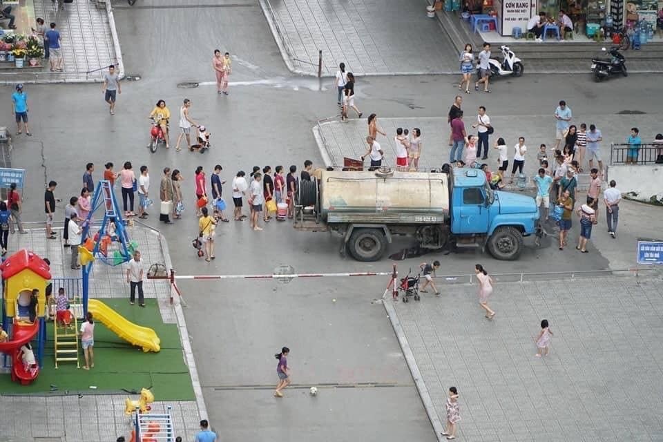 Chia tung coc nuoc danh rang trong con khung hoang nuoc sach o Ha Noi hinh anh