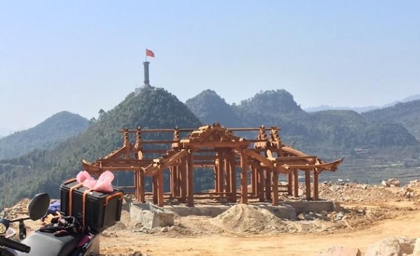 Khoet nui xay khu du lich tam linh sat cot co Lung Cu hinh anh