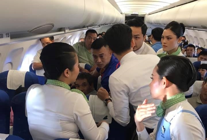 Bac si cuu nu hanh khach co giat, can luoi tren may bay Bamboo Airways hinh anh