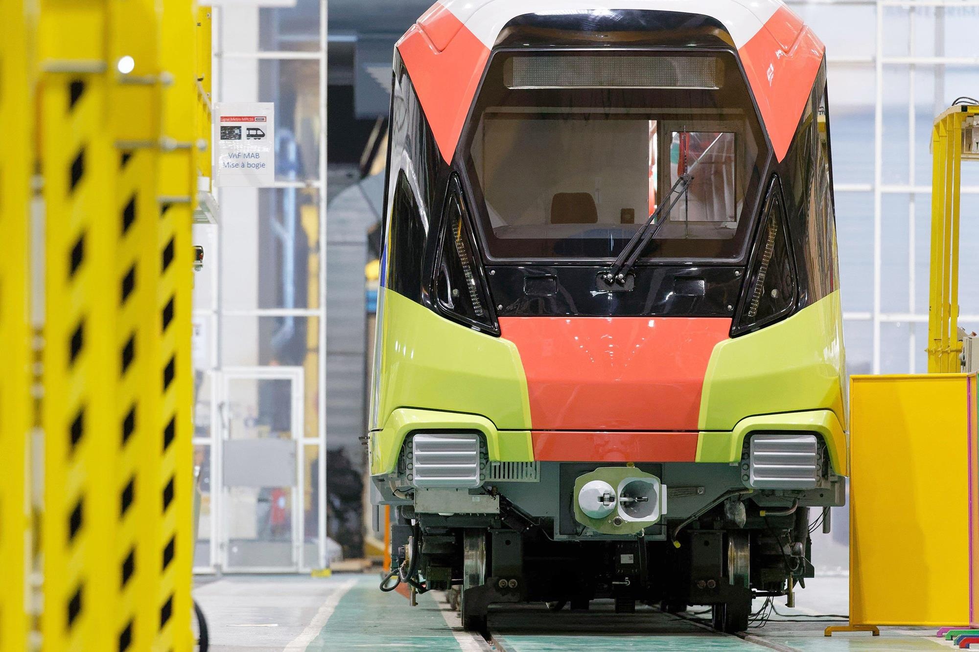 He lo hinh anh tau tuyen metro Nhon - Ga Ha Noi lap rap tai Phap hinh anh