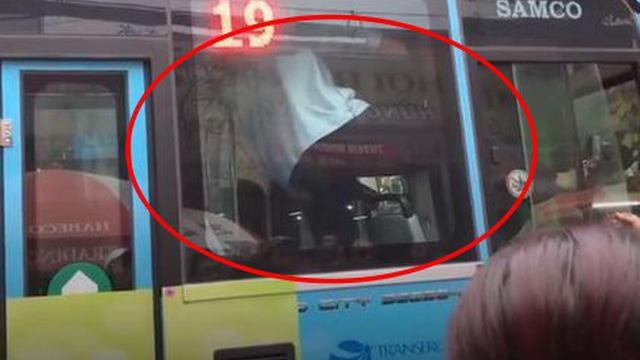 Tai xe xe buyt au da voi nguoi di xe may do bi lan duong hinh anh