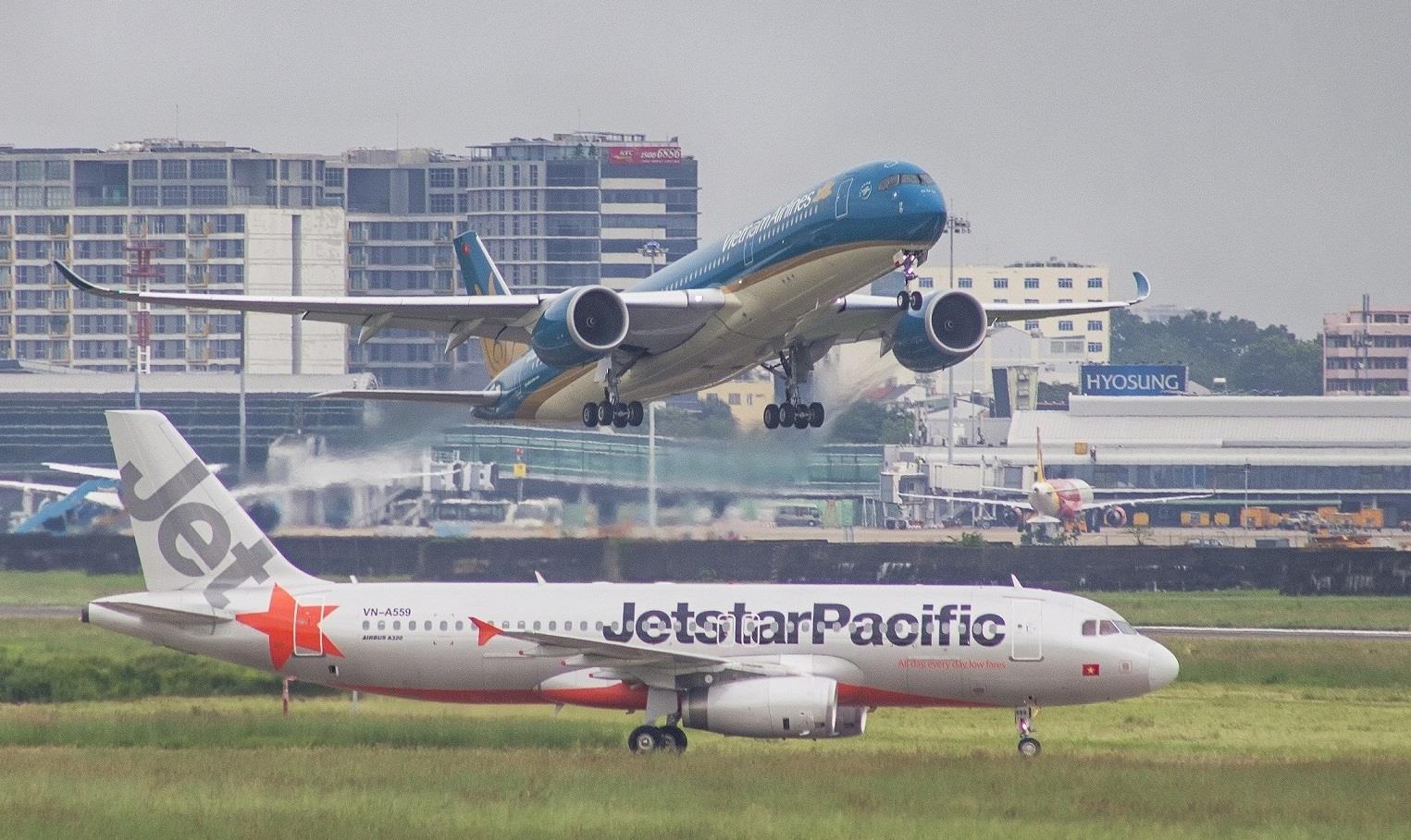 3 san bay tam dong cua de tranh bao Nakri hinh anh