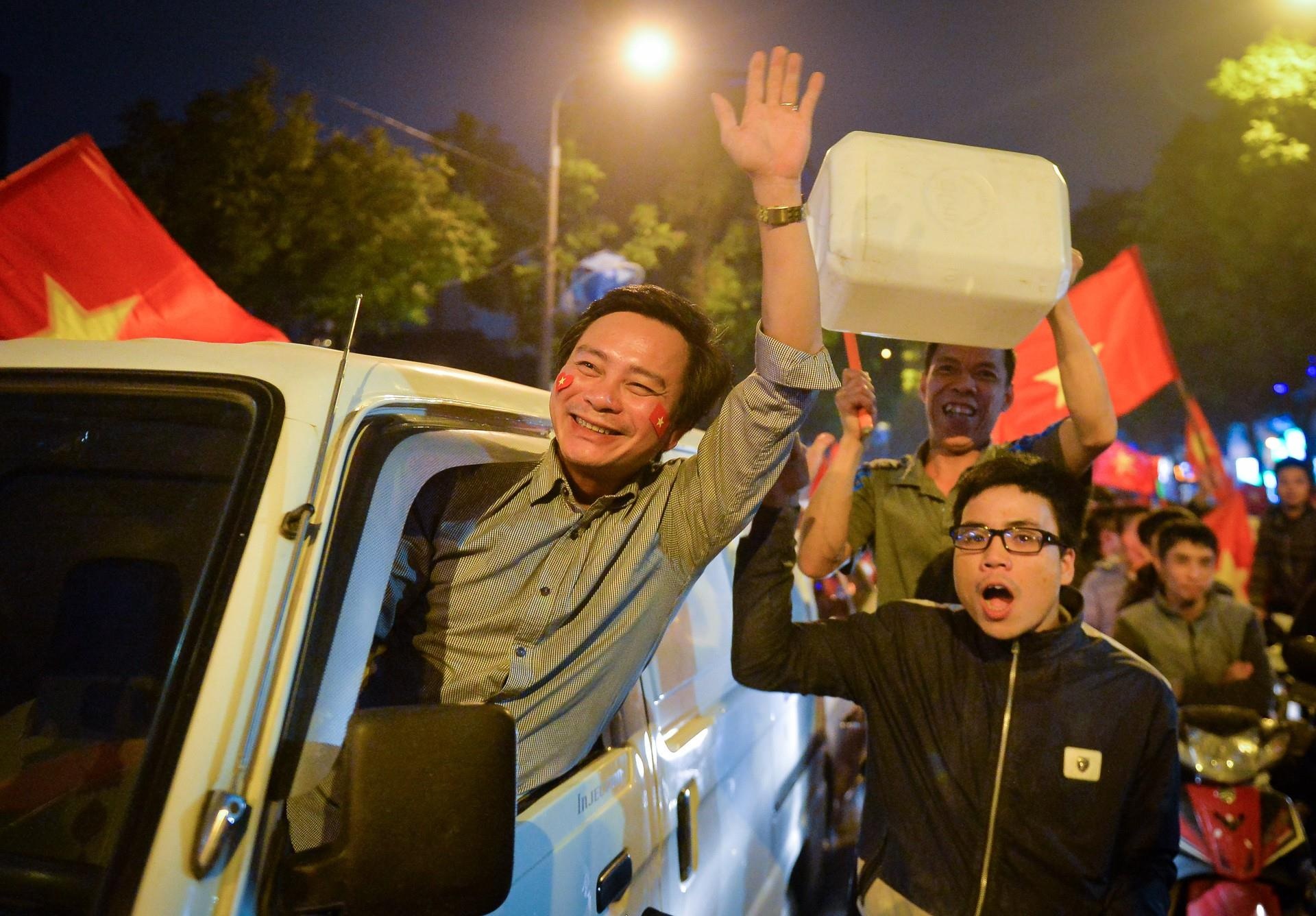 Ha Noi phan luong giao thong phuc vu 2 tran cau cua tuyen Viet Nam hinh anh