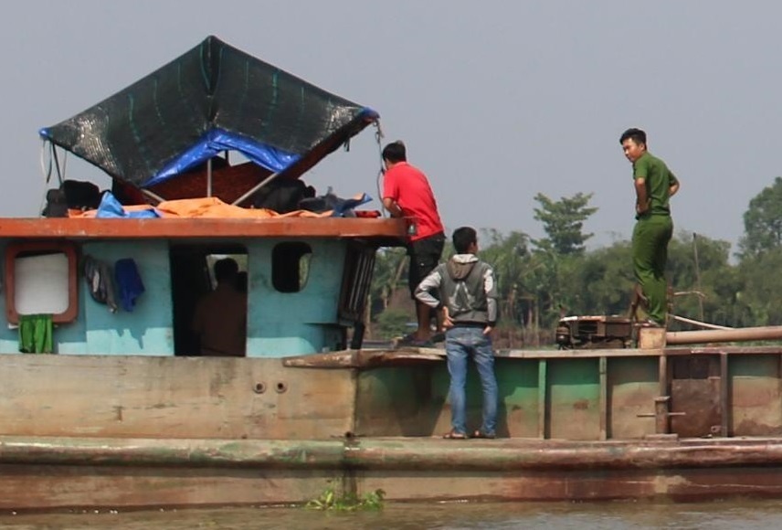 Hon 100 canh sat vay 14 xa lan hut cat trom trong dem hinh anh