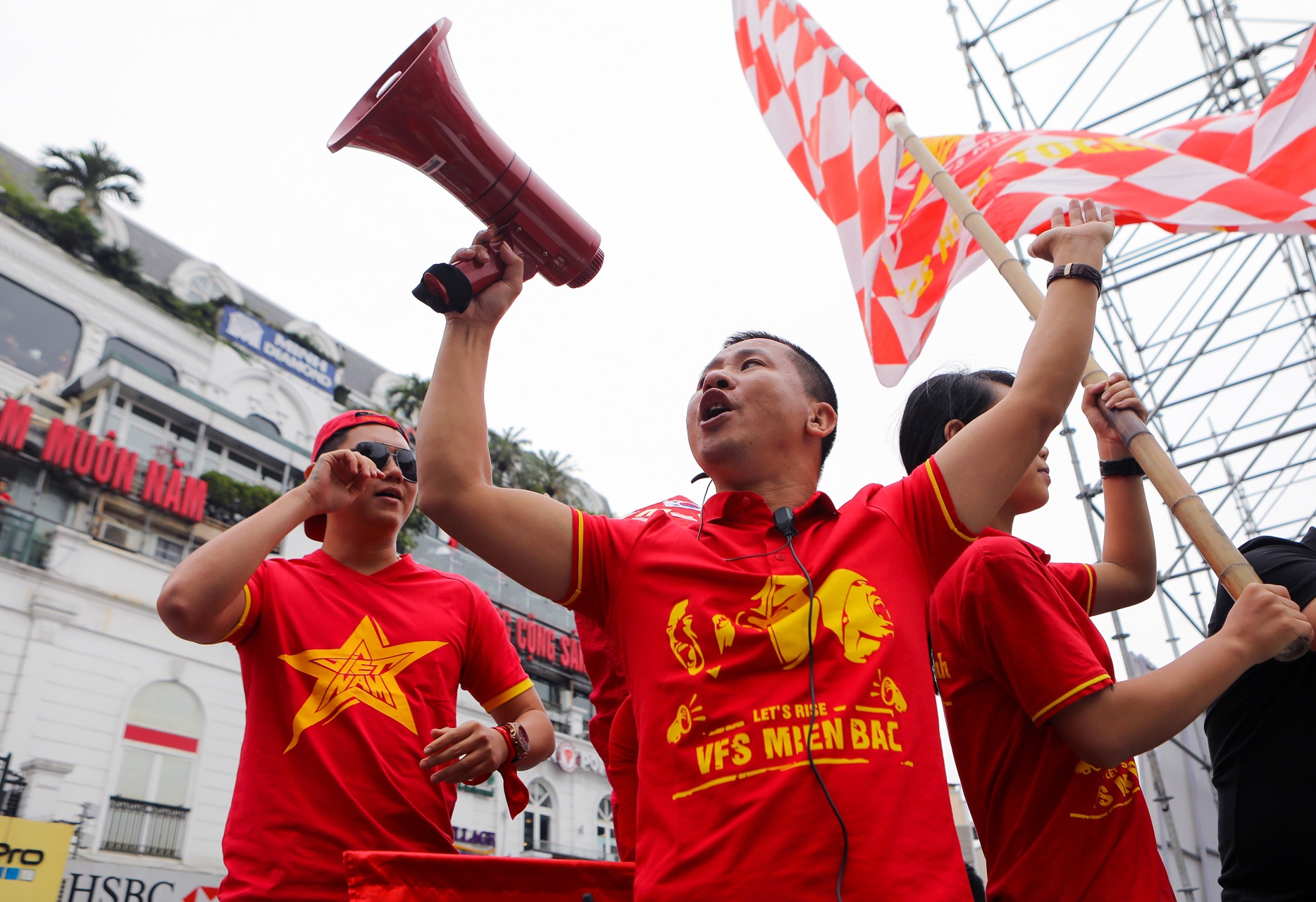 Cổ động viên diễu hành quanh Hồ Gươm ảnh 3 Co dong vien dieu hanh quanh Ho Guom anh 3