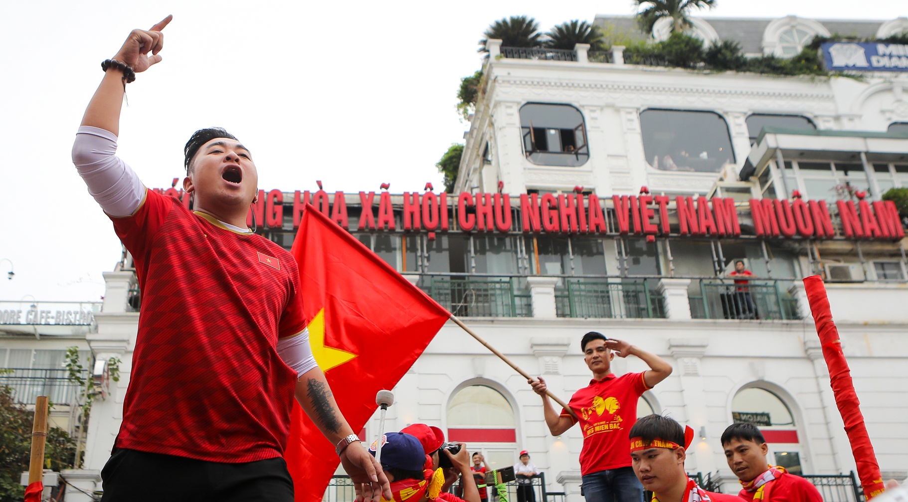 Cổ động viên diễu hành quanh Hồ Gươm ảnh 8 Co dong vien dieu hanh quanh Ho Guom anh 8