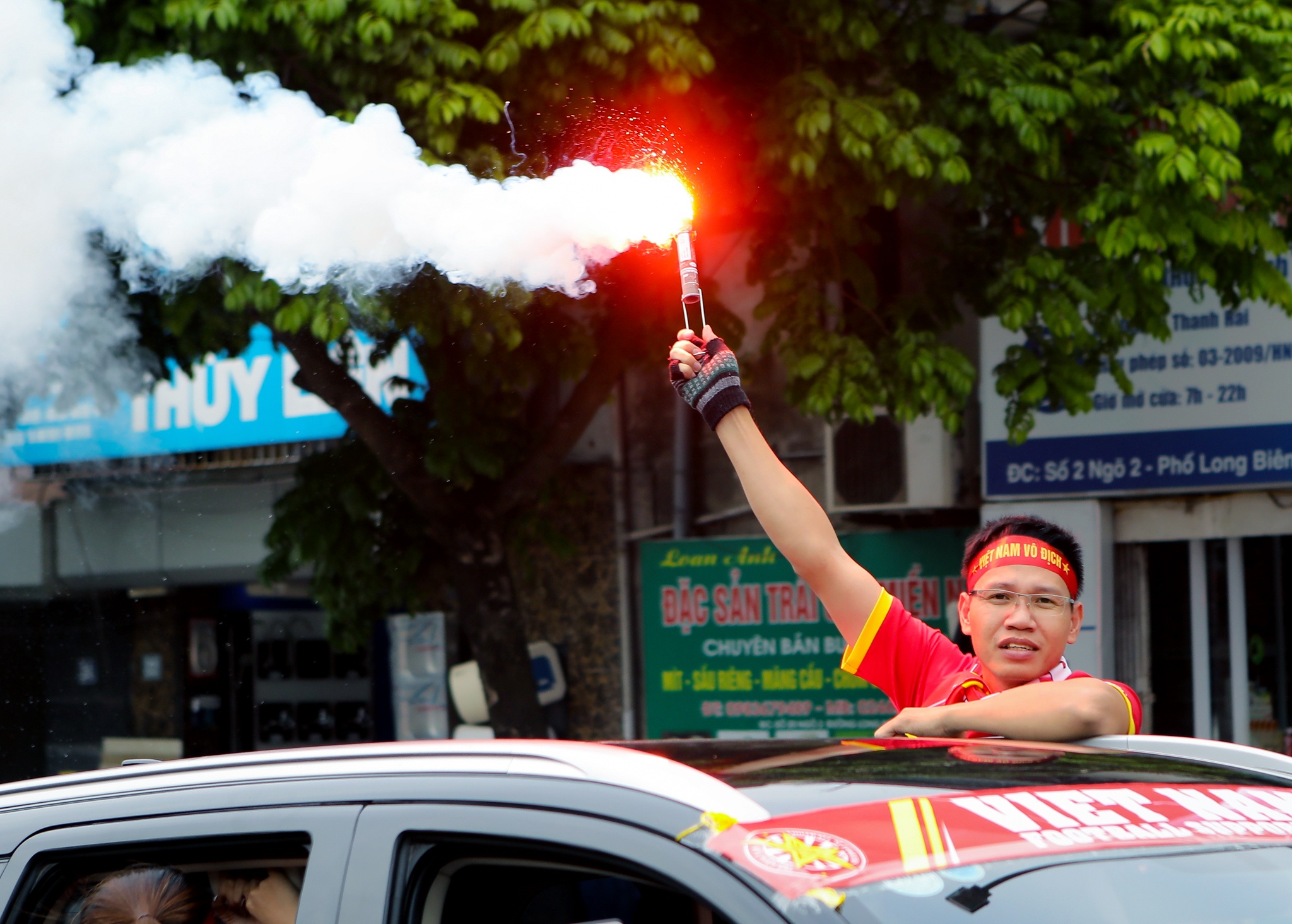 Cổ động viên diễu hành quanh Hồ Gươm ảnh 9 Co dong vien dieu hanh quanh Ho Guom anh 9