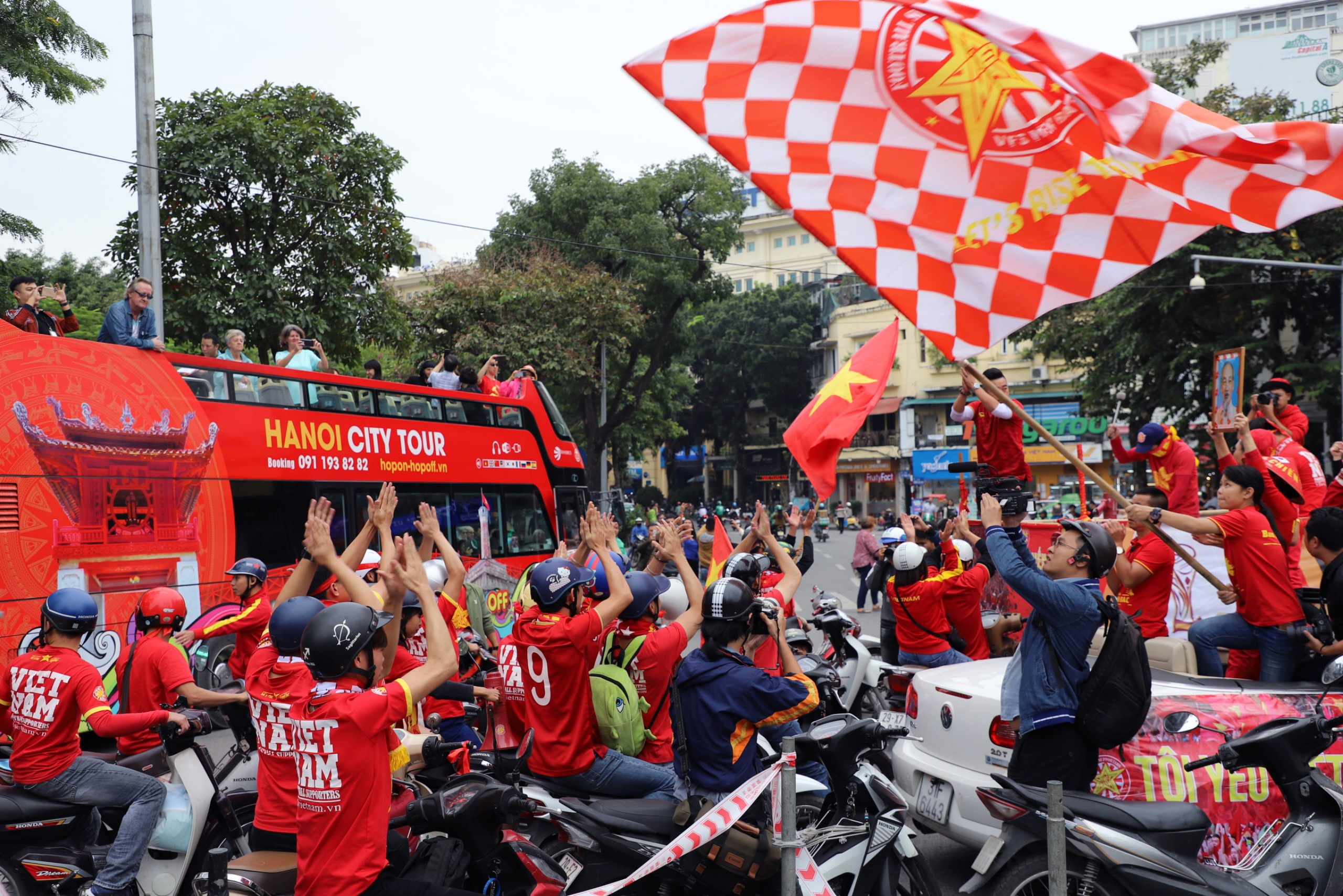 Cổ động viên diễu hành quanh Hồ Gươm ảnh 7 Co dong vien dieu hanh quanh Ho Guom anh 7