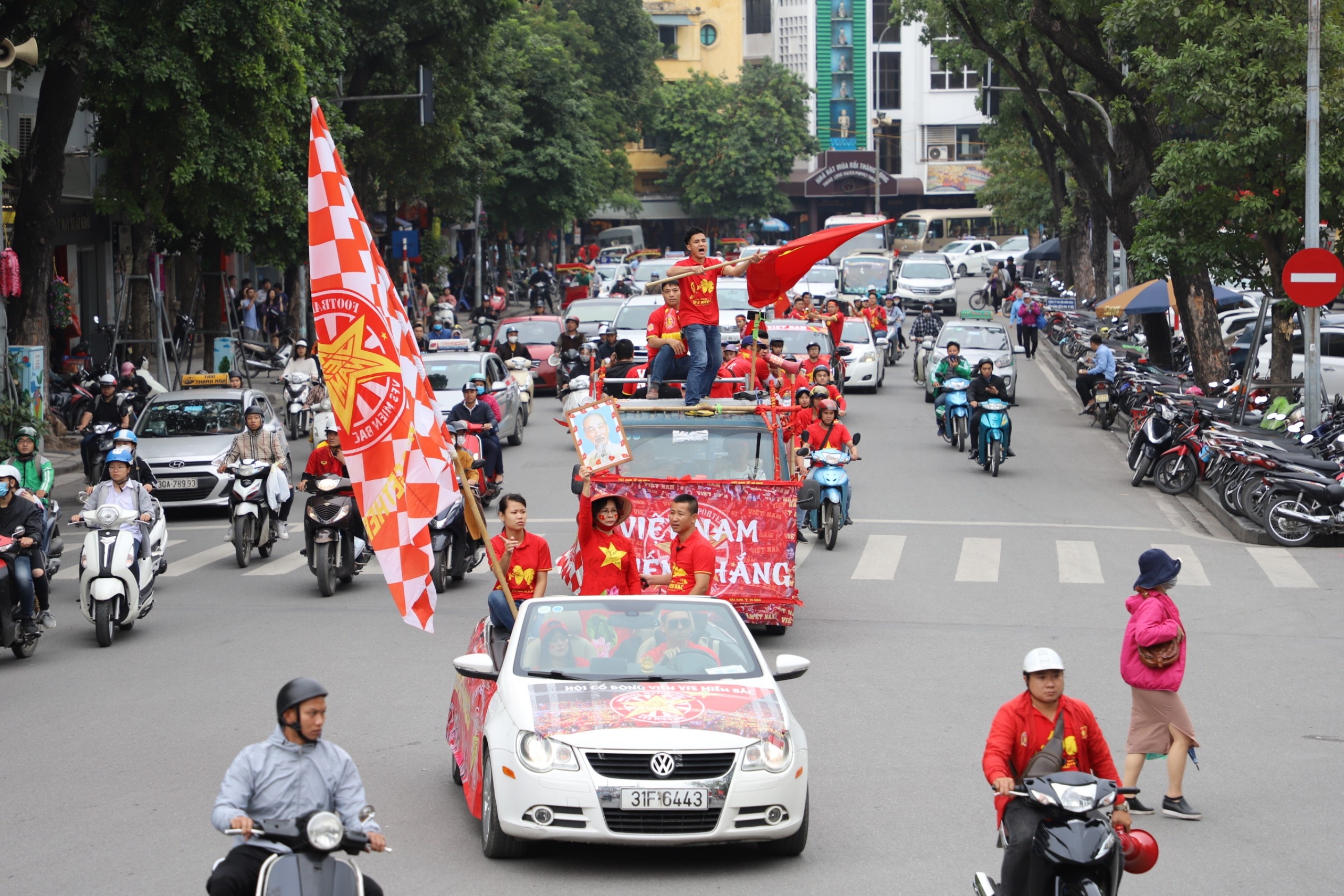 Cổ động viên diễu hành quanh Hồ Gươm ảnh 1 Co dong vien dieu hanh quanh Ho Guom anh 1