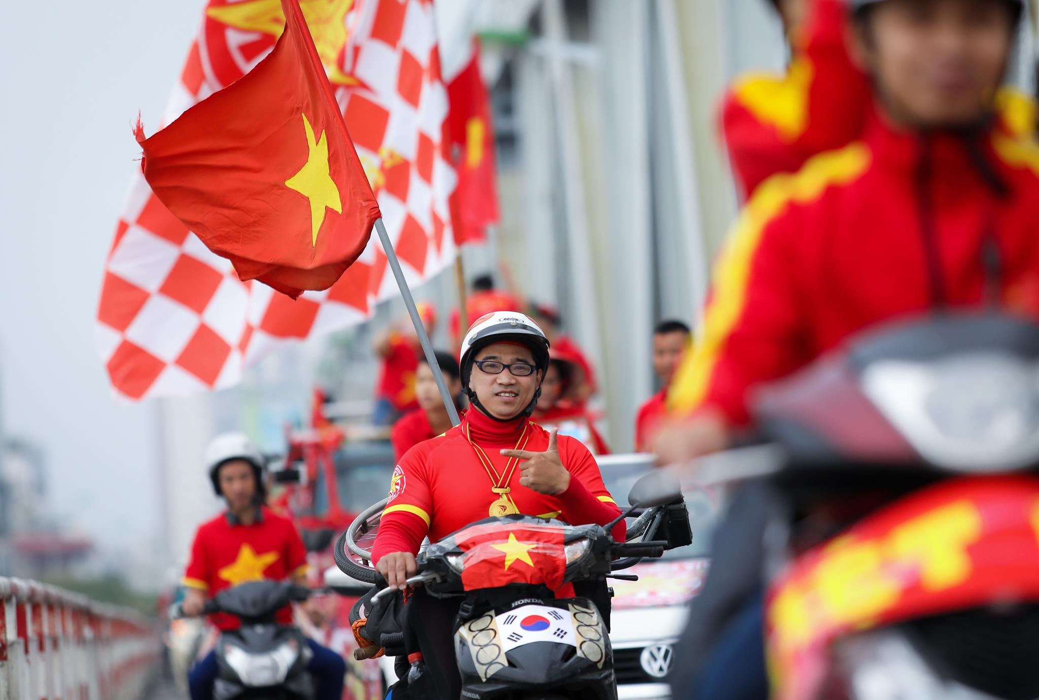 Co dong vien dot phao sang truoc tran gap UAE hinh anh