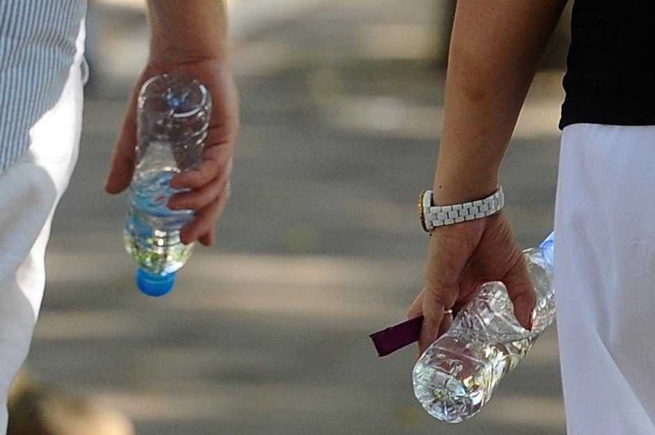 Chai nuoc 40.000 dong o SVD My Dinh tran Viet Nam gap UAE hinh anh