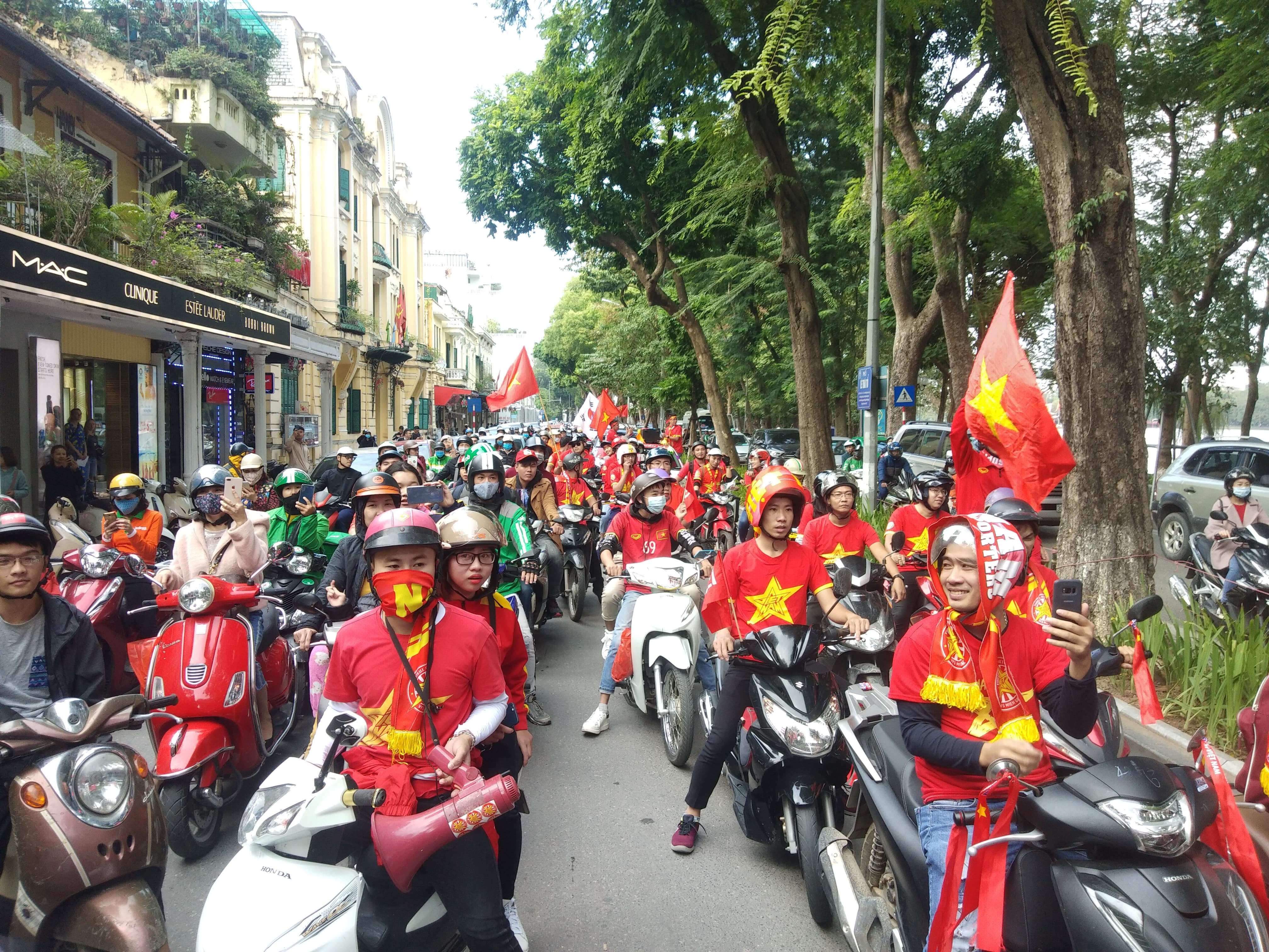 sân Mỹ Đình giảm giá nước ảnh 1 san My Dinh giam gia nuoc anh 1