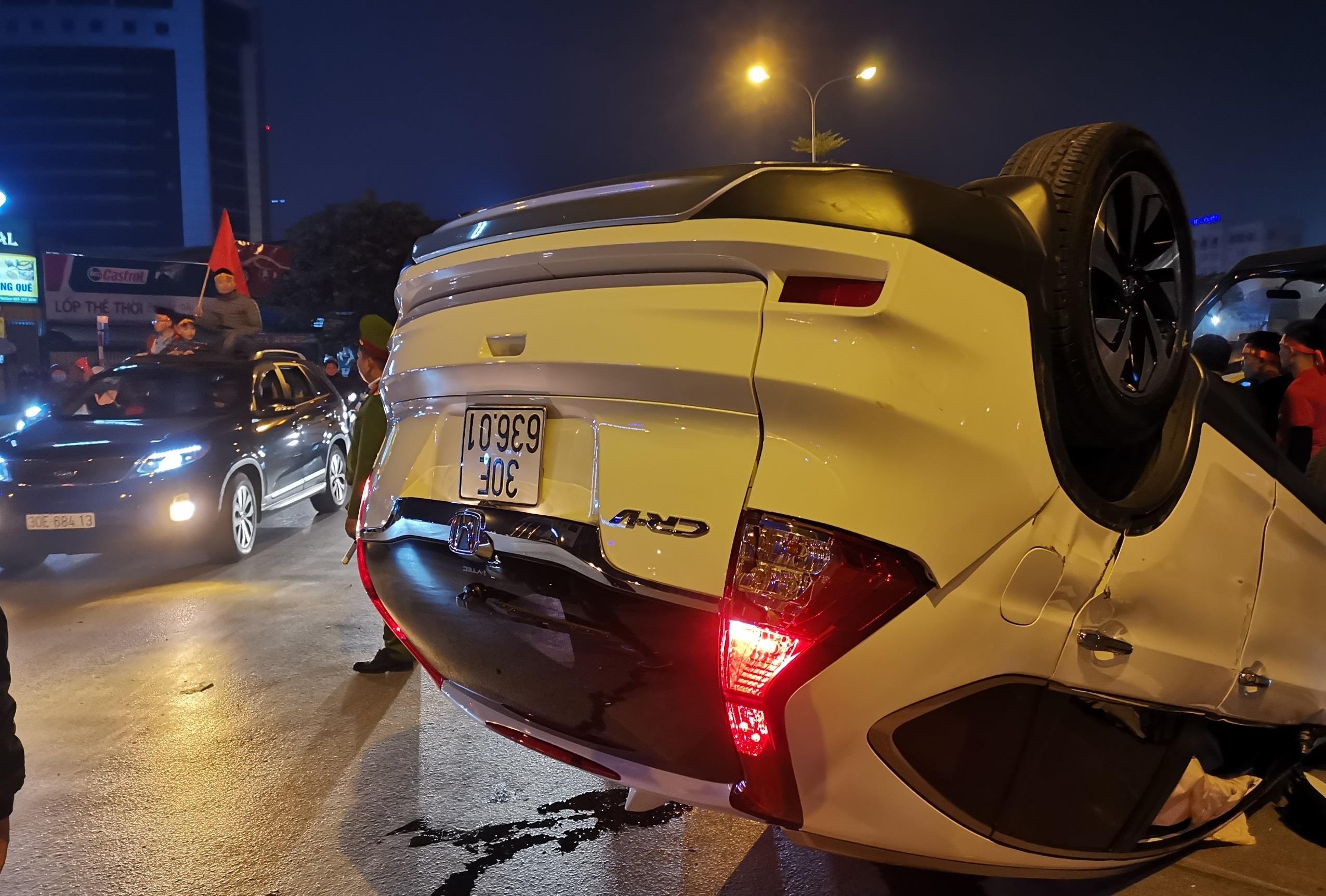 Honda CRV lat ngua giua dong nguoi mung chien thang SEA Games hinh anh