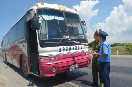 'Siet' tinh trang oto bien nuoc ngoai sang Viet Nam kinh doanh van tai hinh anh