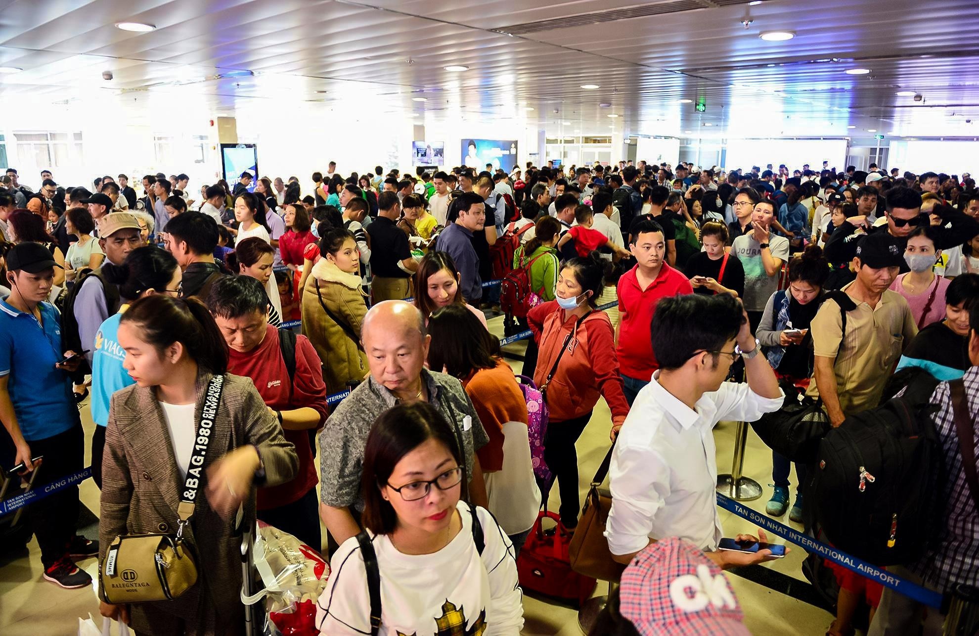 San bay Tan Son Nhat tang 14 slot moi ngay dip Tet Canh Ty 2020 hinh anh