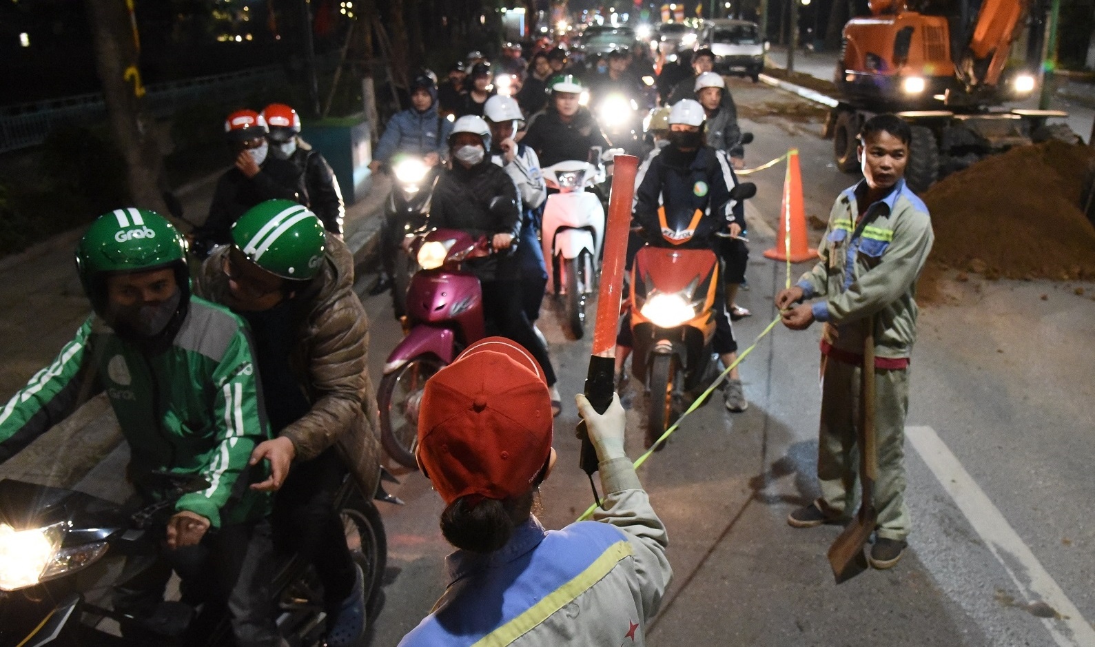 Nguoi dan buc xuc vi da xanh op via bi thay bang xi mang duc hinh anh