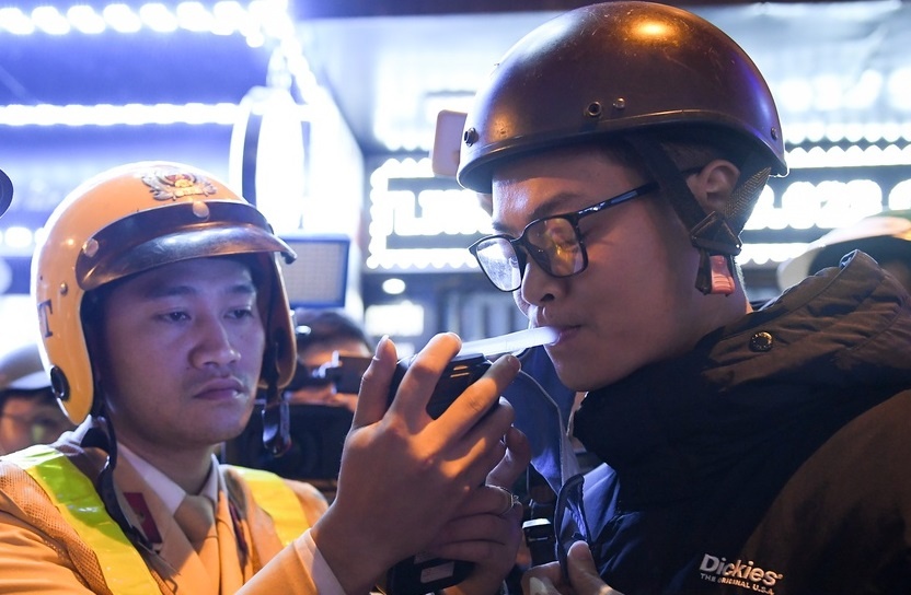 Vi sao Nghi dinh xu phat nong do con co hieu luc chi sau 2 ngay ky? hinh anh