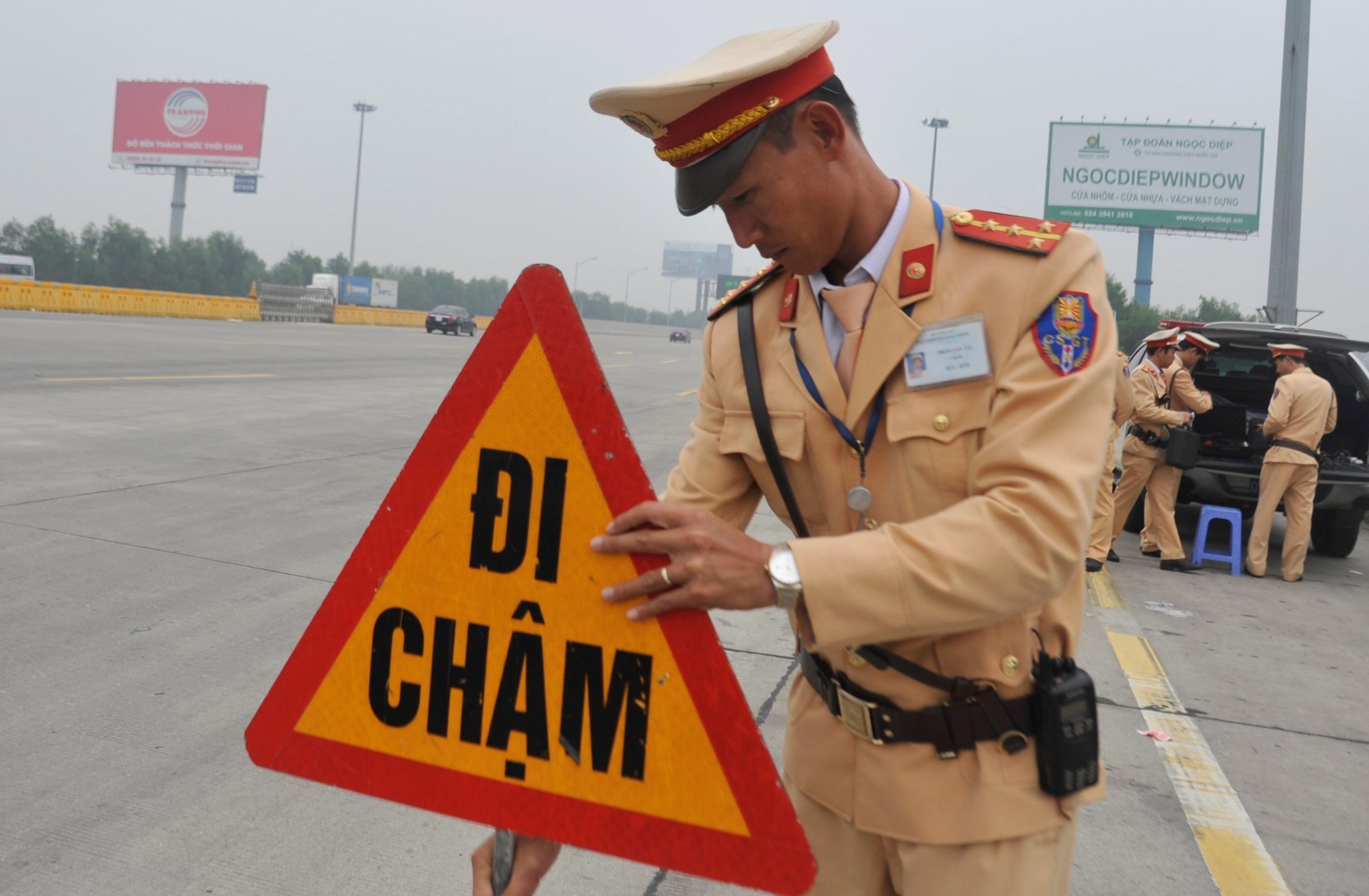 Do nhanh nong do con tat ca tai xe vao cao toc hinh anh