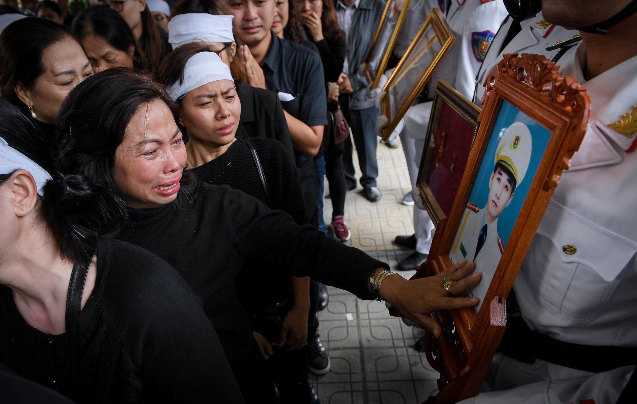 Nguoi than dua tien 3 canh sat hy sinh tai Dong Tam hinh anh