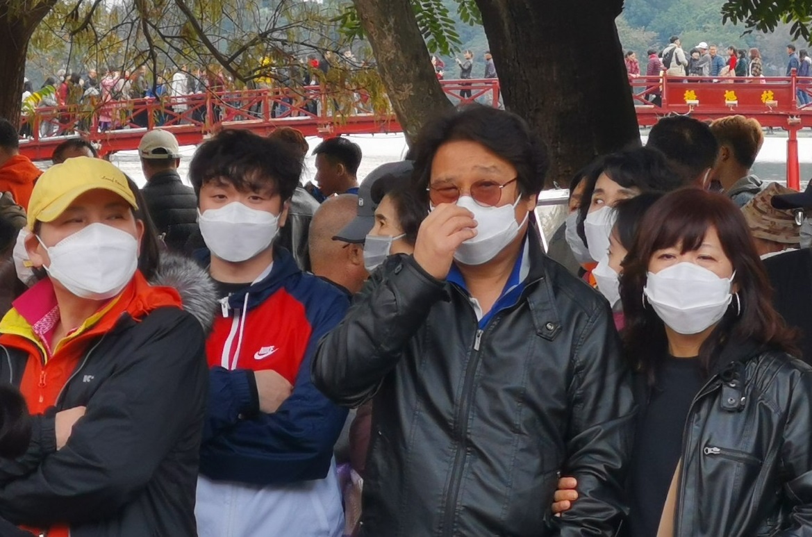 Du khach 'dong phuc' khau trang khi tham quan ho Guom ngay dau nam hinh anh