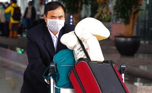 Phong toa cac duong bay tu vung dich corona den Viet Nam hinh anh