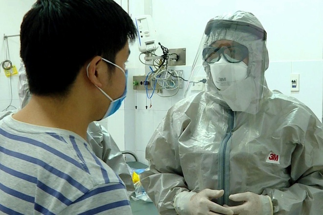 Hai khach Trung Quoc sot cao o san bay Noi Bai hinh anh