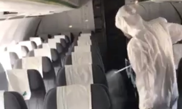 Hai hanh khach sot cao tai Noi Bai am tinh voi virus corona hinh anh