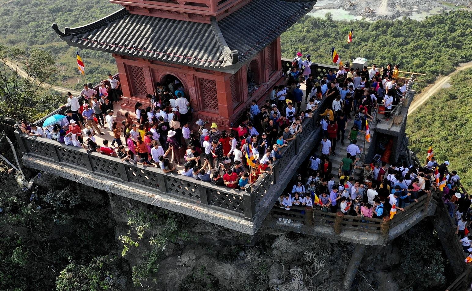 Chua Yen Tu, Tam Chuc ngung khai hoi truoc dich virus corona hinh anh