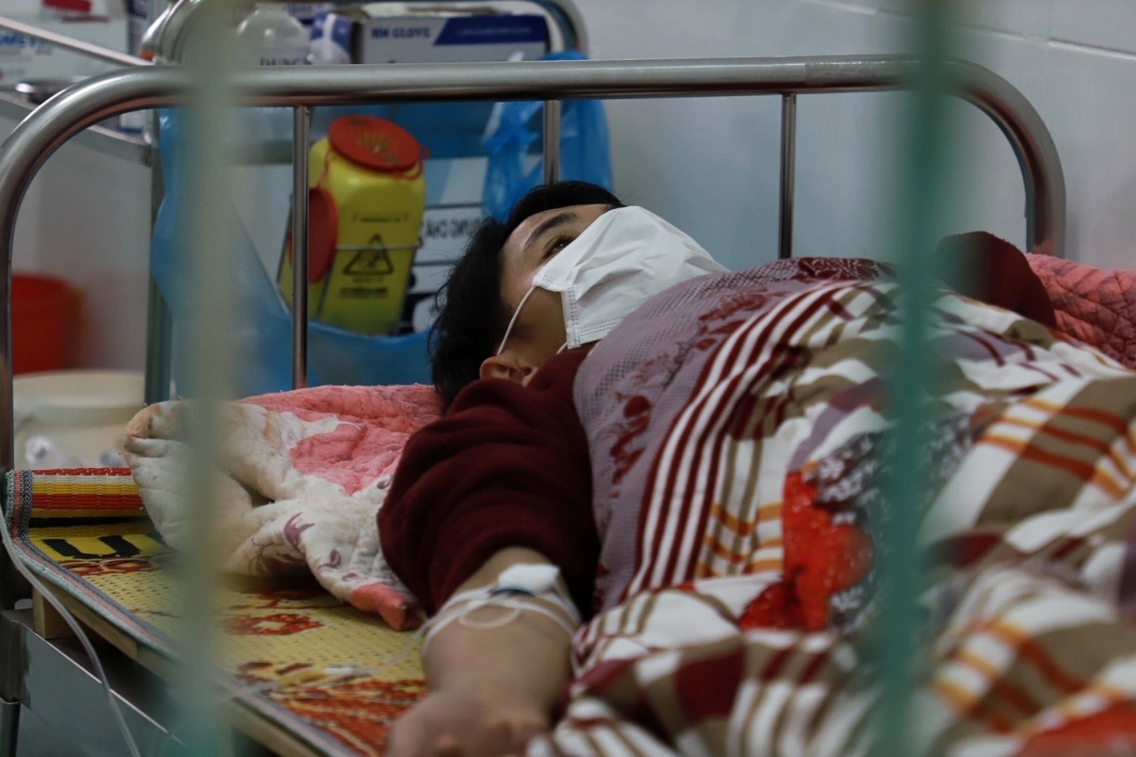 Bi sot sau khi di xem phao hoa cung nguoi nhiem virus corona hinh anh