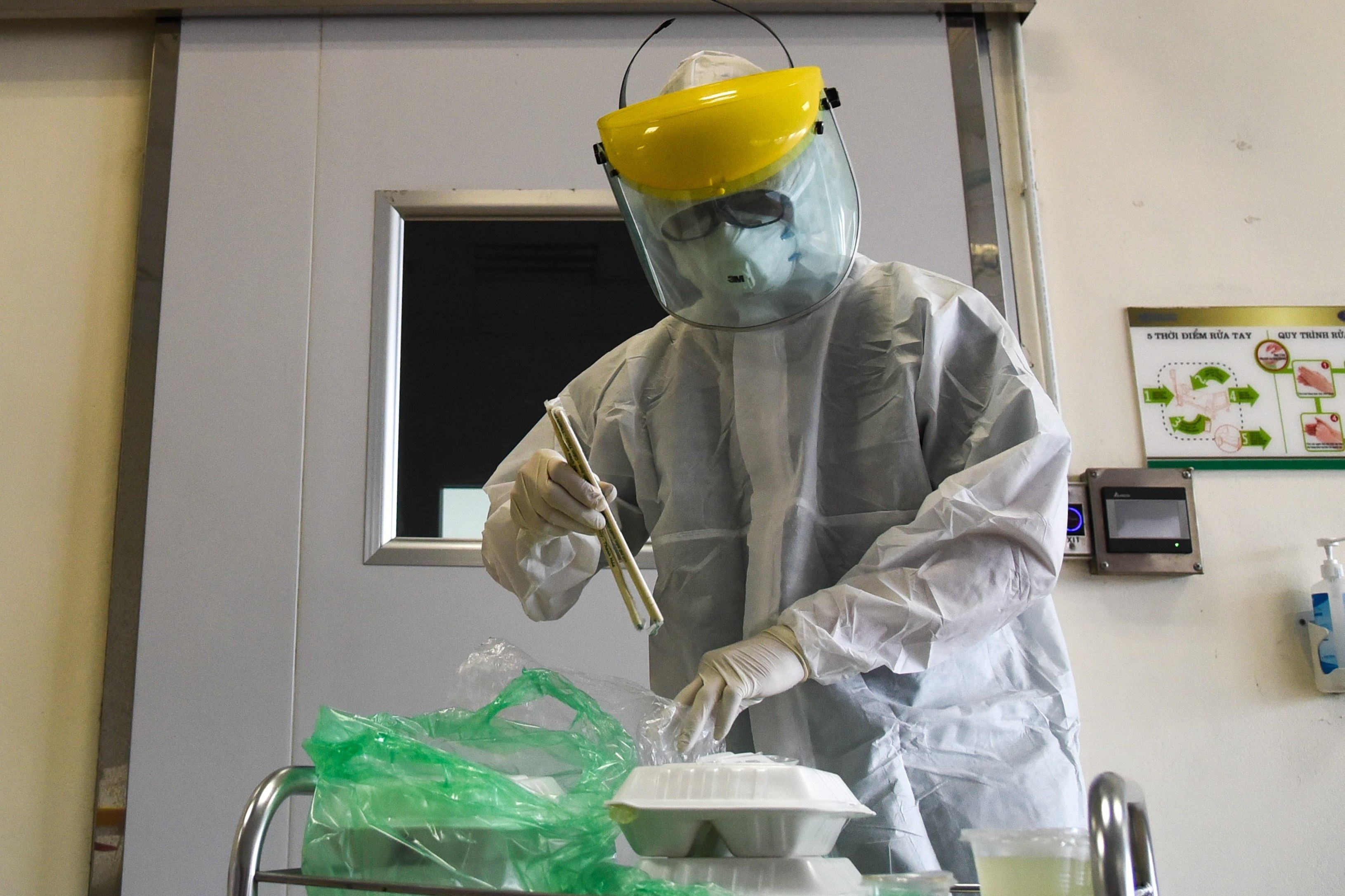 Benh nhan cach ly vi nhiem virus corona an uong nhu the nao? hinh anh