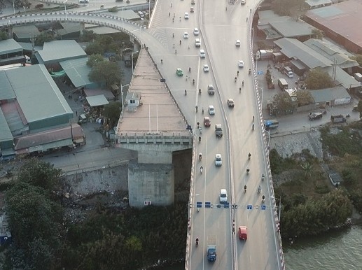 Hoan thien cau Vinh Tuy sau 10 nam dang do hinh anh