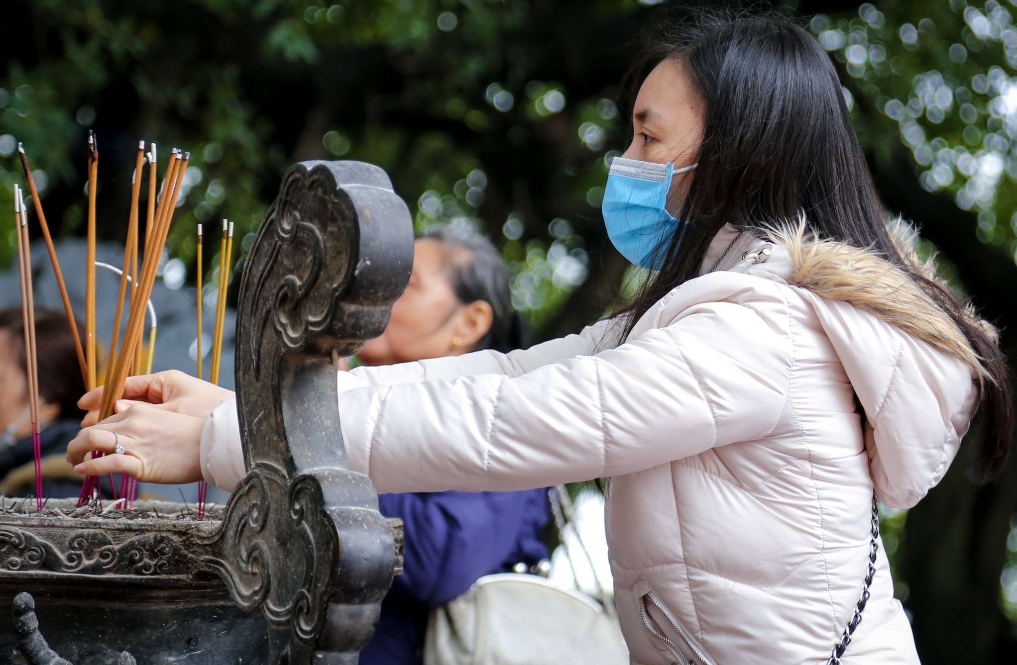Giao hoi yeu cau nguoi dan deo khau trang khi di chua hinh anh