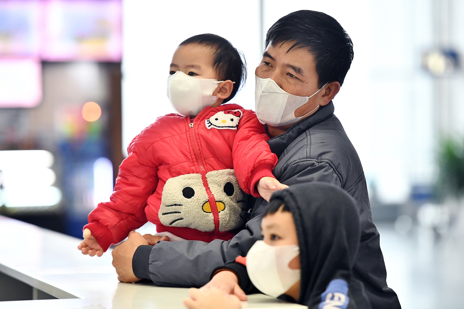 Khach tu Trung Quoc ve Viet Nam anh 1