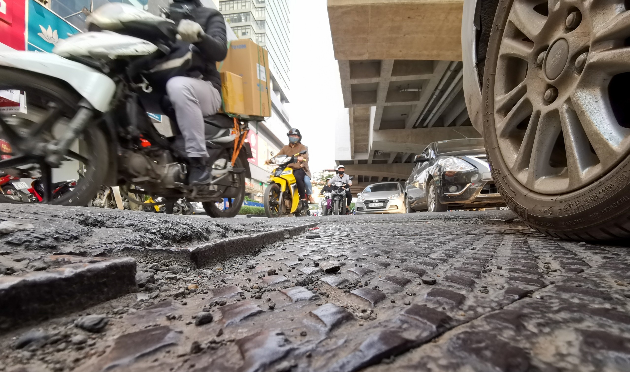 Ma tran o ga tren duong Cau Giay hinh anh