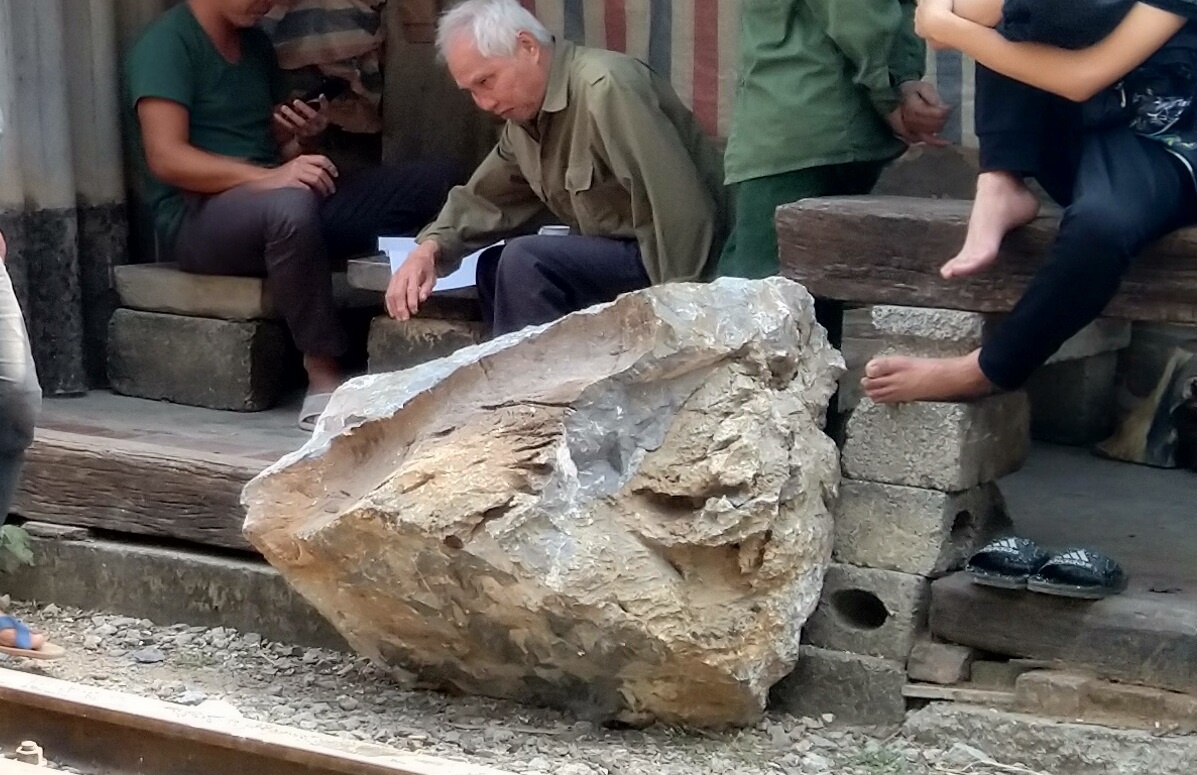 Tang da lon vang vao khu dan cu sau vu no min hinh anh