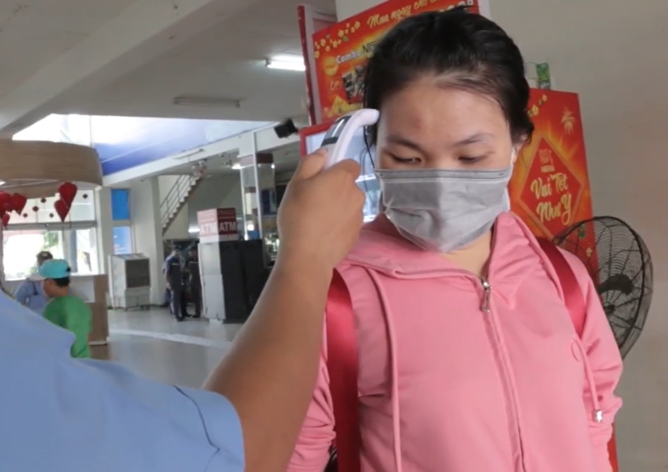 Doanh nghiep van tai 'doi' khach, 'khat' khau trang hinh anh