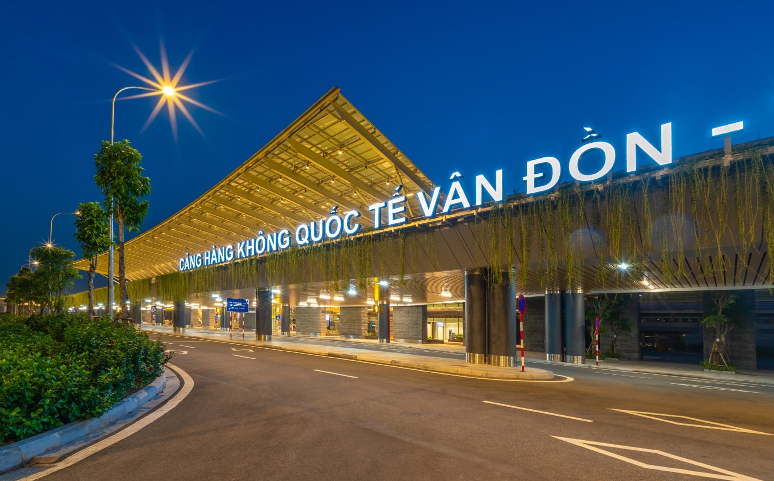 Nam thanh nien dot nhap san bay Van Don hinh anh