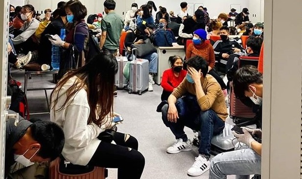 Hang tram nguoi ve tu Han Quoc ket nhieu gio tai Noi Bai hinh anh