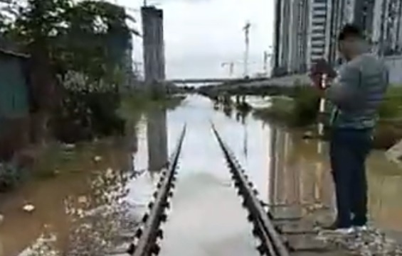 Mua ngap duong sat, tuyen Bac Hong - Van Dien gian doan hinh anh