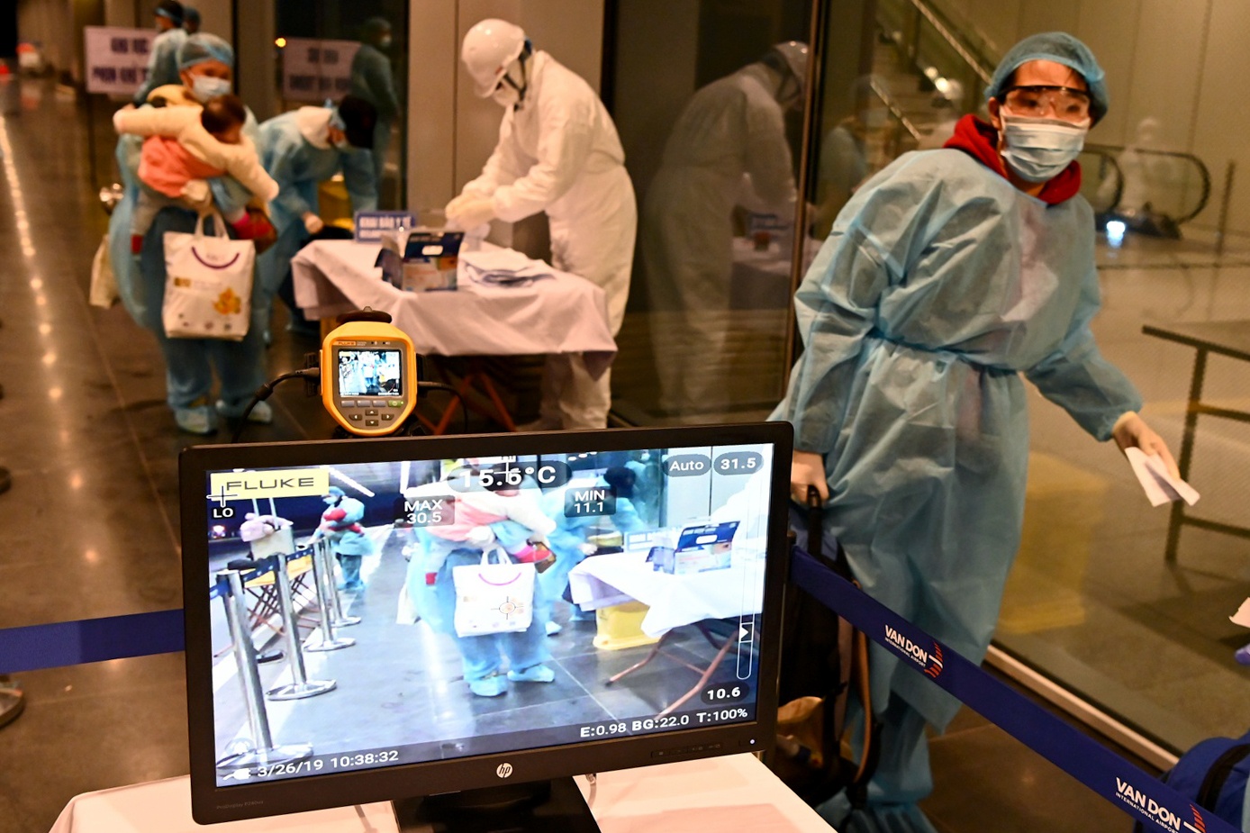 Bien phap nao de bit lo hong kiem dich tai san bay? hinh anh