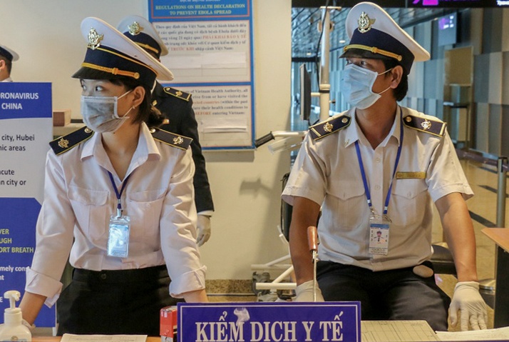 Vi sao hanh khach nhiem Covid-19 lot chot kiem dich san bay? hinh anh