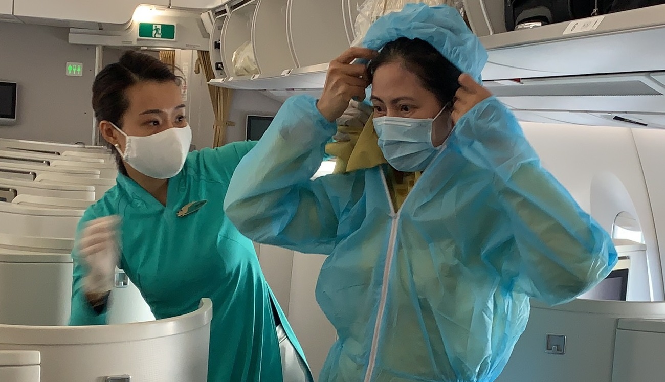 Lay mau xet nghiem to bay phuc vu 17 benh nhan duong tinh Covid-19 hinh anh