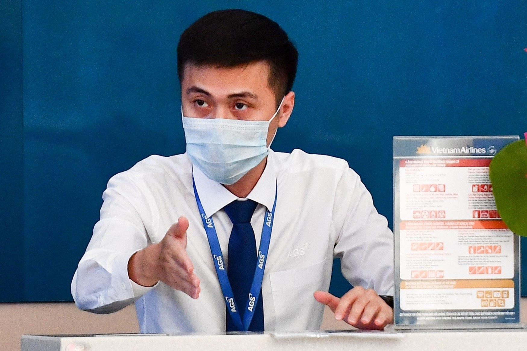 Hanh khach xin loi sau khi danh nhan vien Vietnam Airlines hinh anh