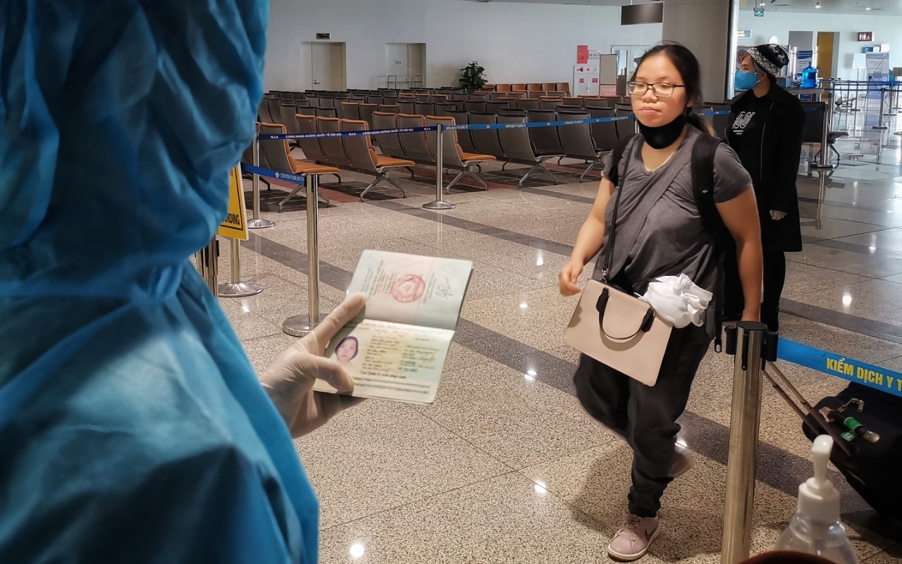 San bay Noi Bai du kien don 1.100 nguoi tu vung dich ngay 20/3 hinh anh