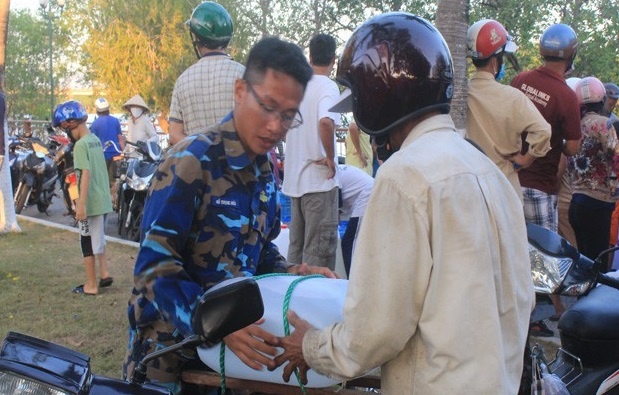 Tau Hai quan cho nuoc ngot xuyen dem de cap cho dan Ben Tre hinh anh
