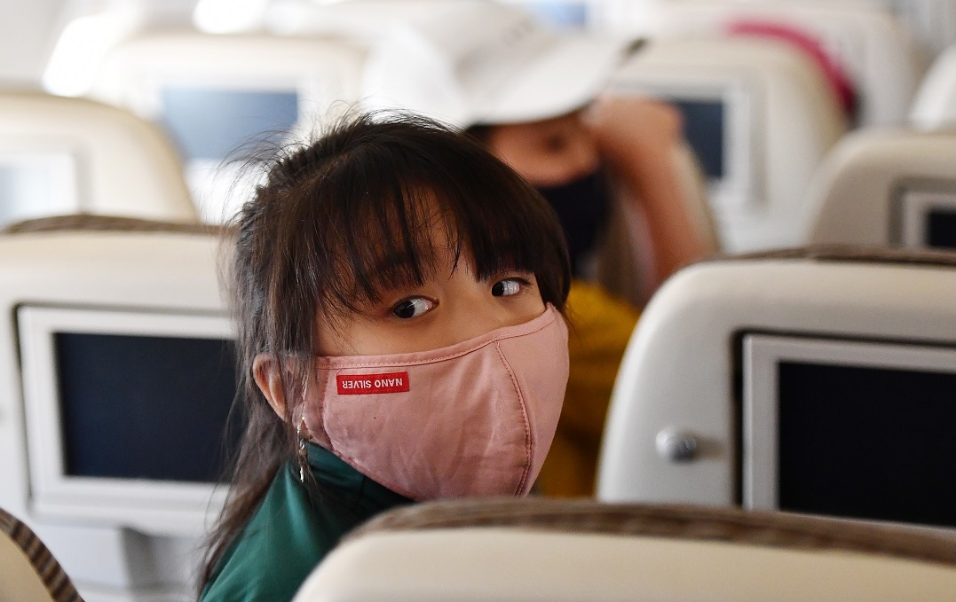 hang khong tang chuyen,  bo gian cach ghe anh 2