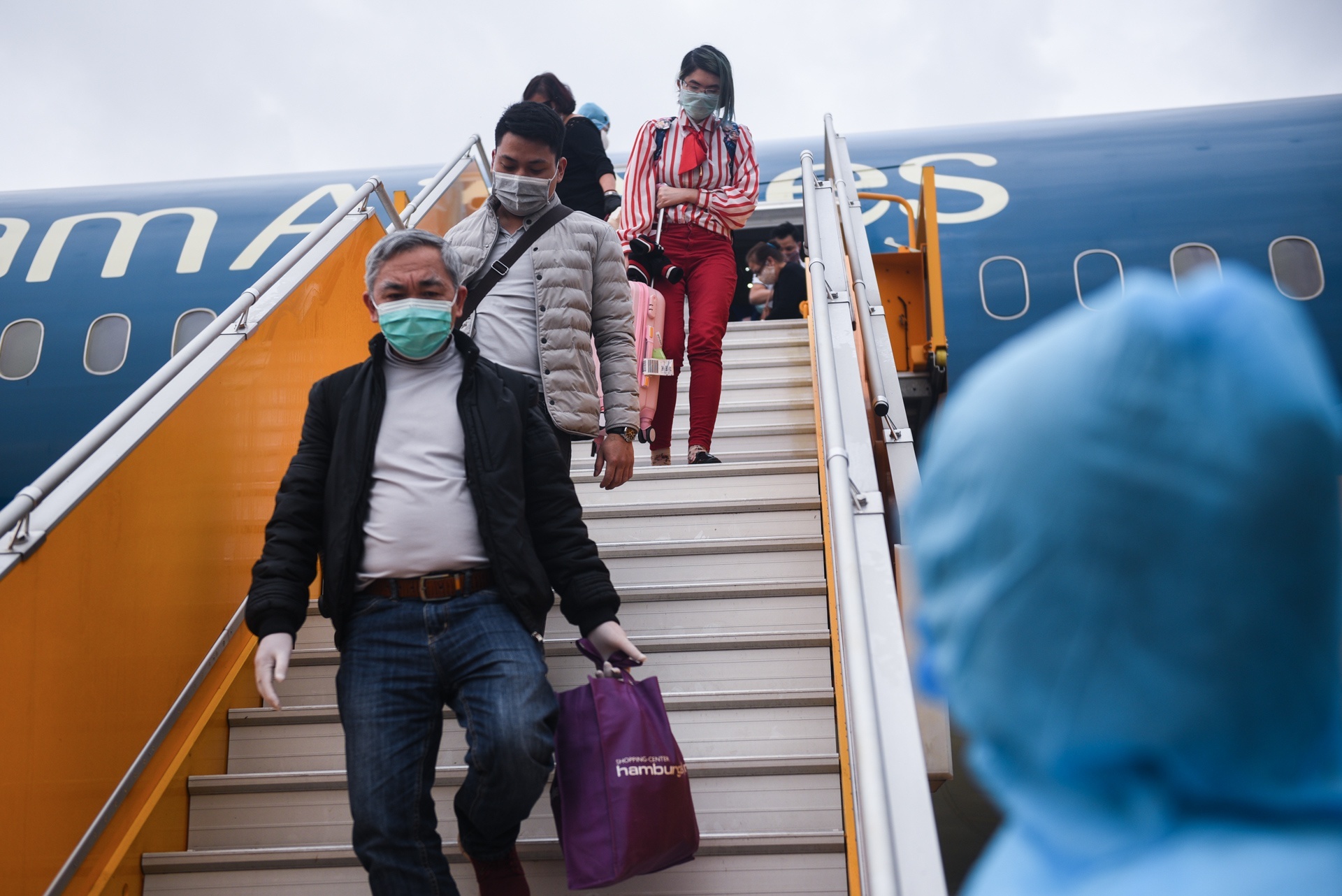 Vietnam Airlines gioi han hanh khach tren chuyen bay den Tan Son Nhat hinh anh